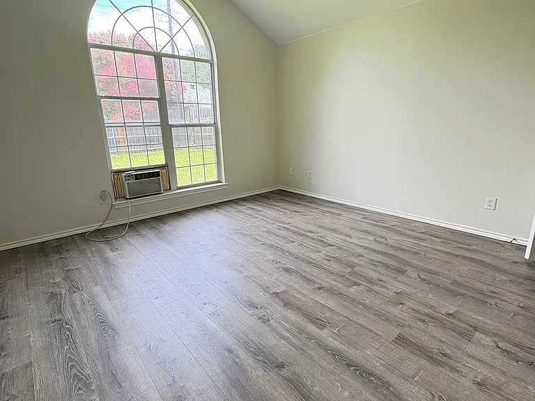 305 Myrtle Ave — Photo 8