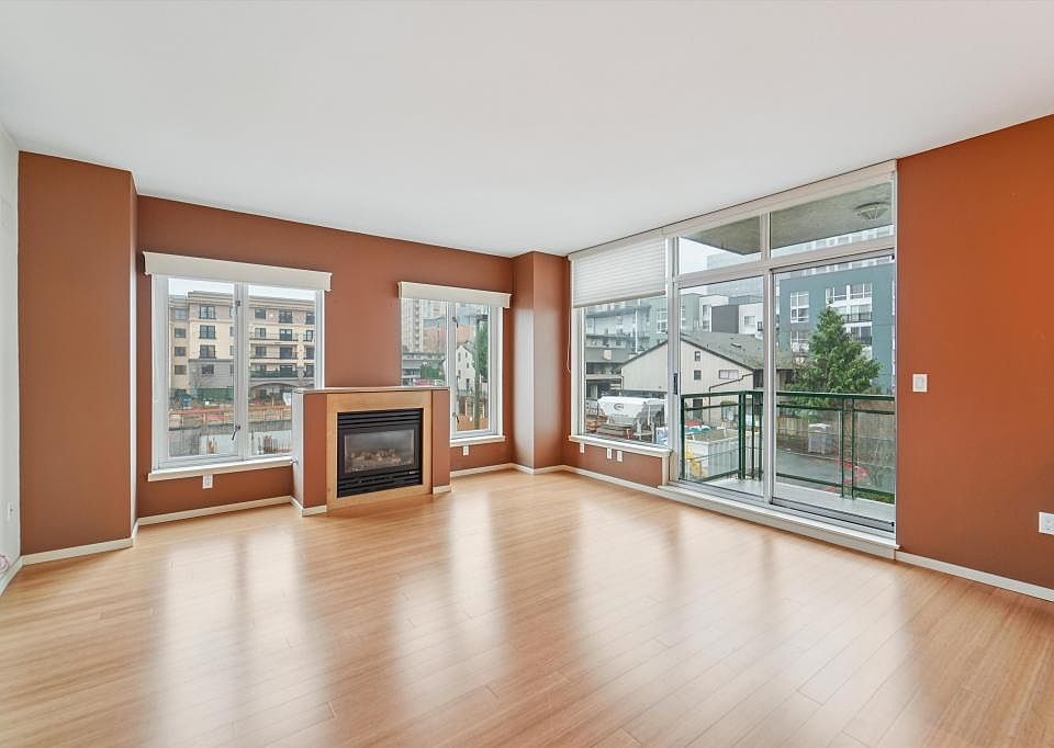 Spacious living room w/ natural light