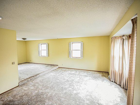 4th image of 913 N Summit Ave