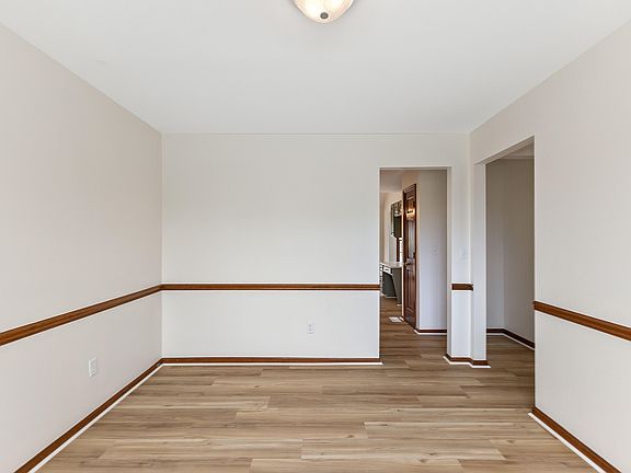 4th image of 1004 Carpenters Trce
