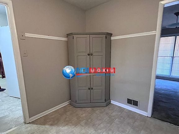 3rd image of 2082 Windsor Ln