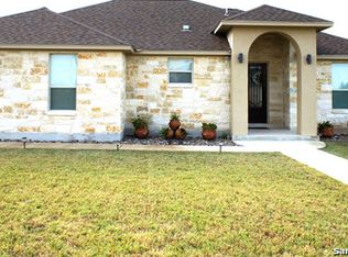 712 Crestview, Floresville, TX 78114