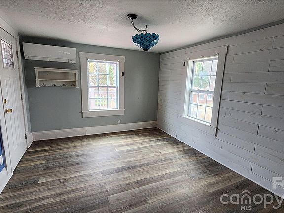 3rd image of 431 Ashworth Cir