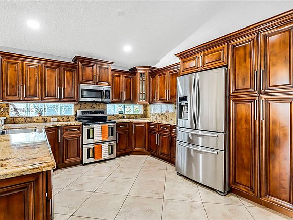3rd image of 1387 SW 181st Ave