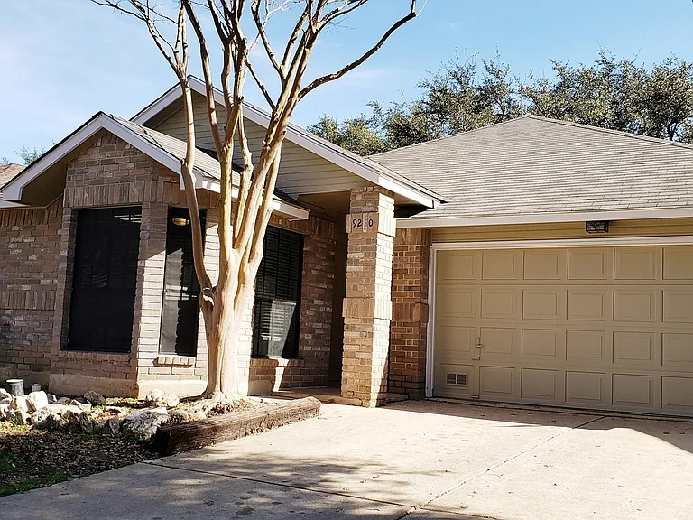 9210 Fishers Hill Dr — Photo 2