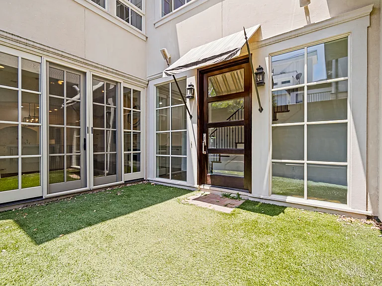 3614 Edgewater Dr — Photo 2