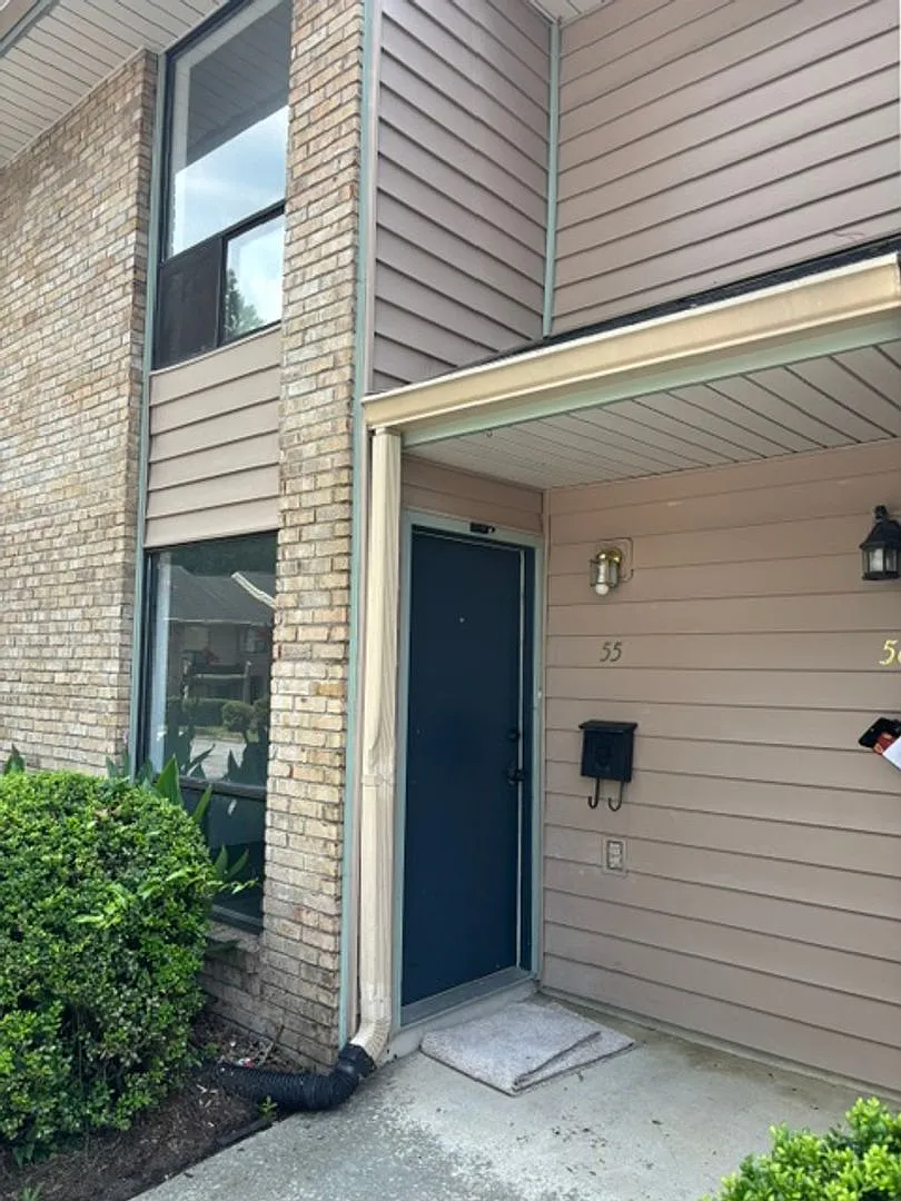 All brick two story townhouse in Westover Glenn — Photo 2