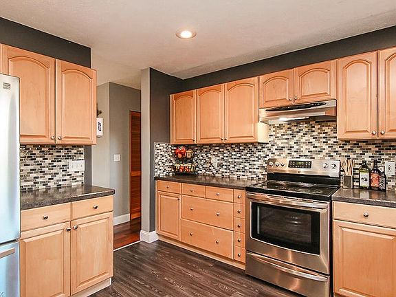 4th image of 325 Bettie Ln