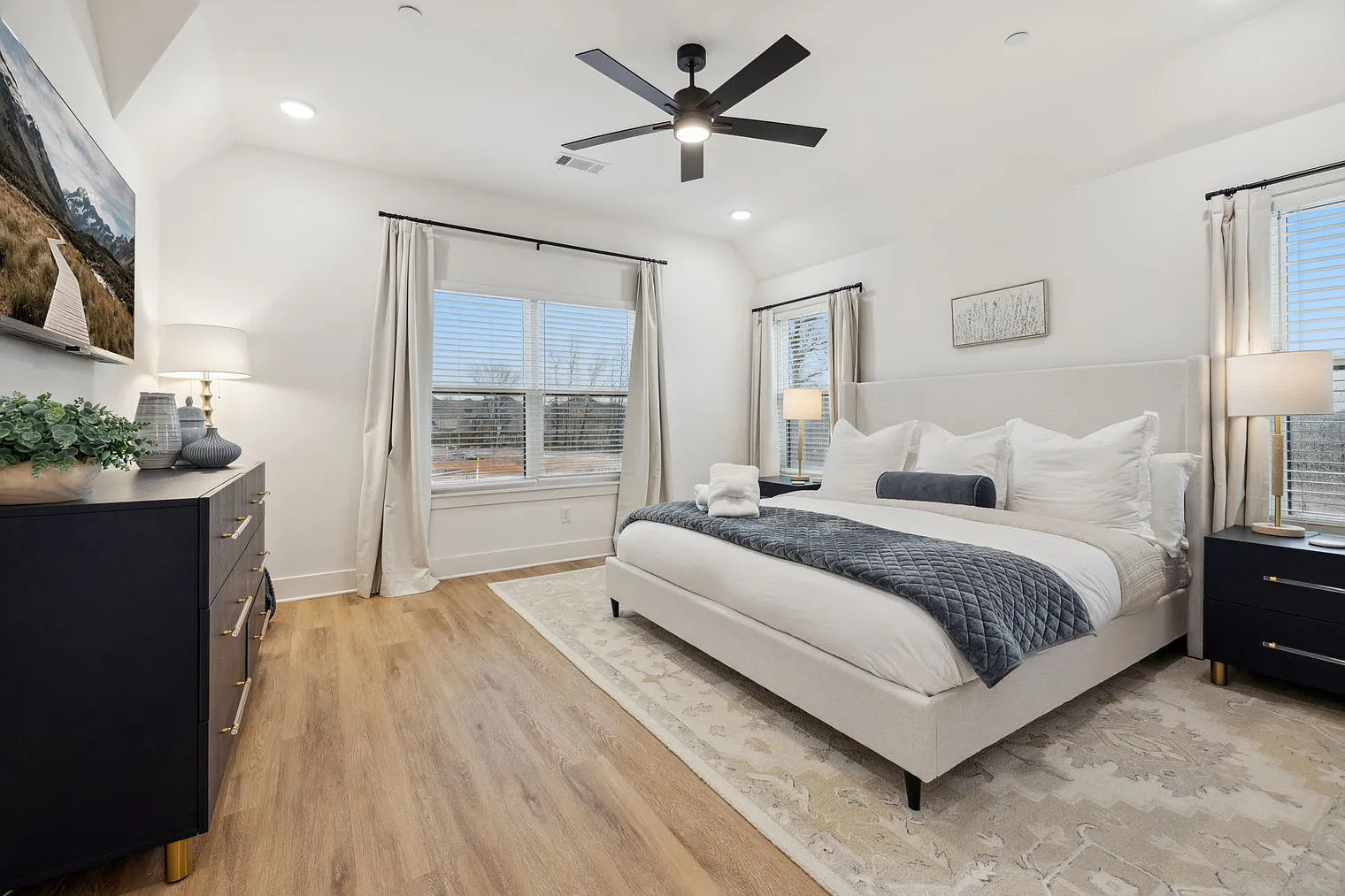 2 bed, 2.0 bath, 1700 sqft, $4,578 — Photo 4