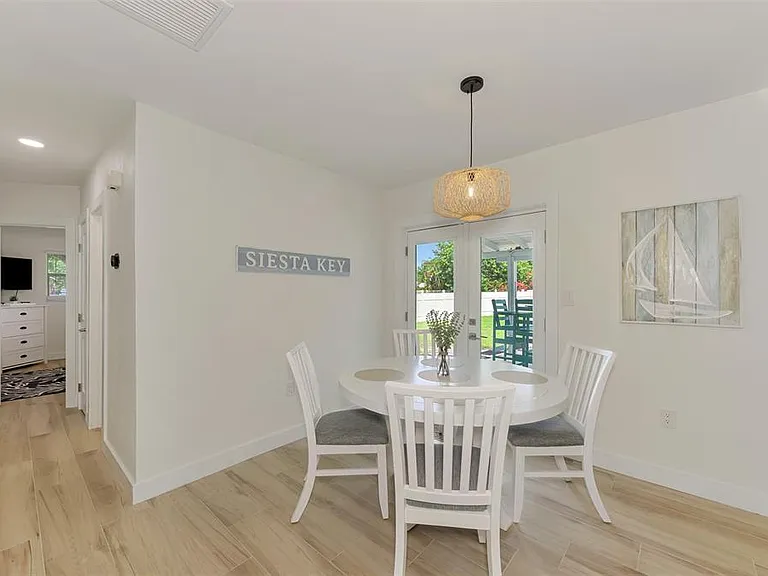1731 Redwood St — Photo 10