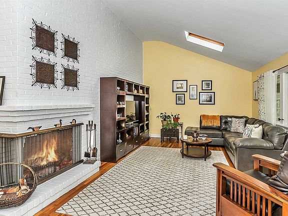 2nd image of 22 Greenhill Ln