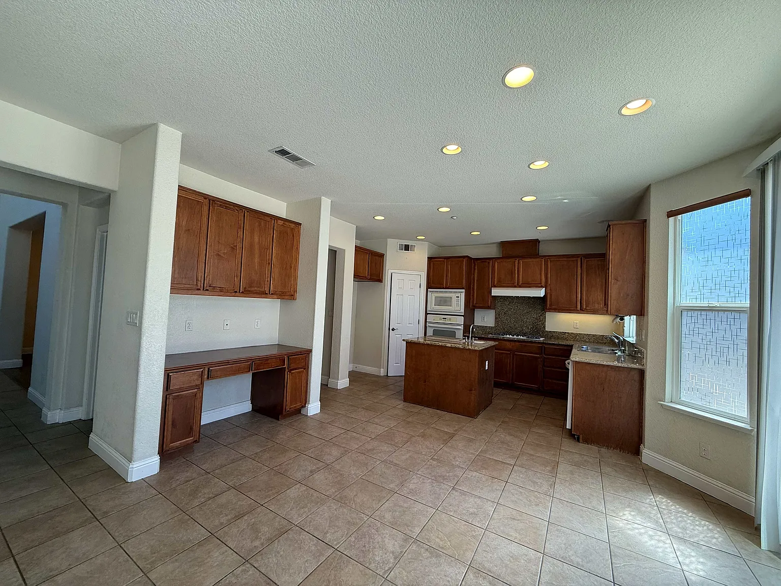 5 bed, 3.5 bath, 3125 sqft, $3,798 — Photo 2