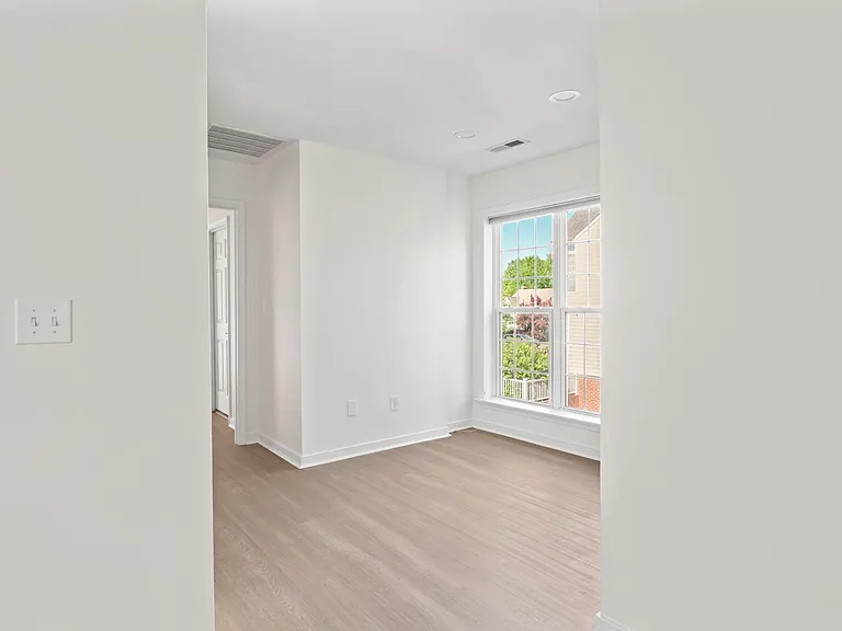 4990 Lake Tree Ln — Photo 32
