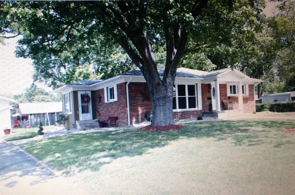 929 W State St photo 1
