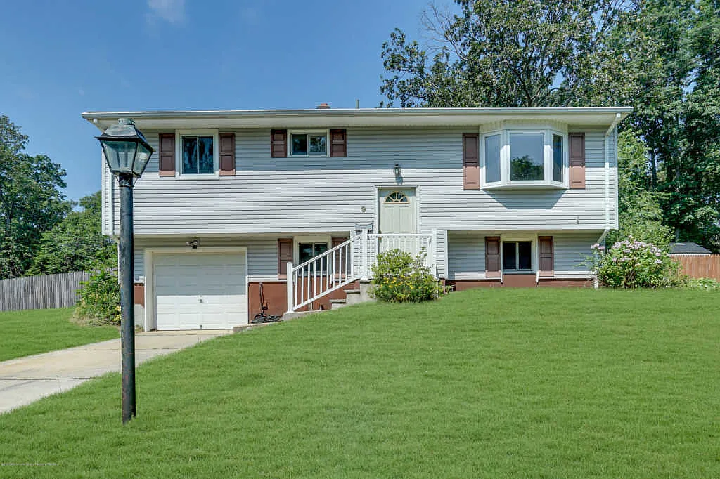 9 Arlington Dr photo 1