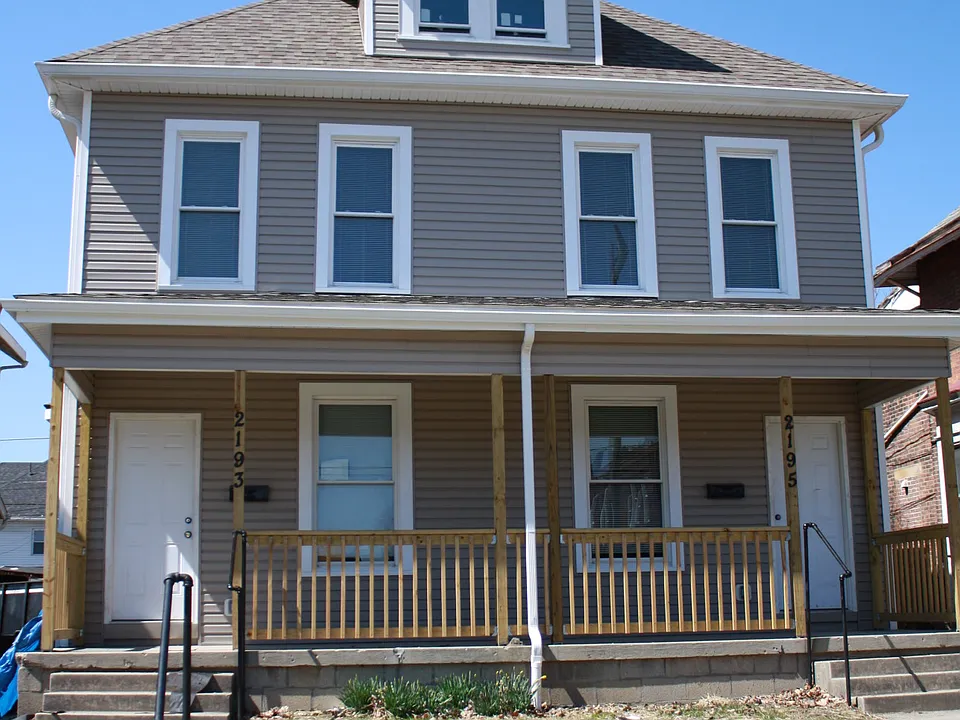2193 Summit St #93