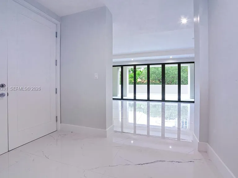 718 Valencia Ave #202 — Photo 7