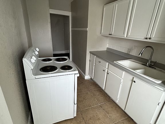 4th image of 3401 S Van Buren St #B