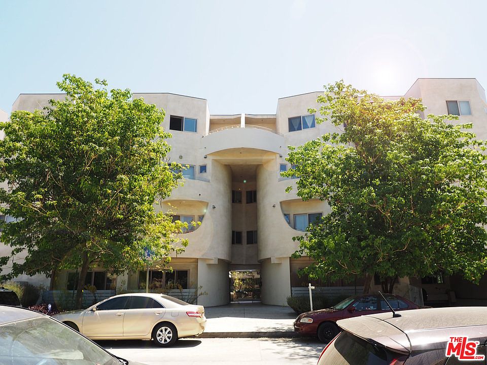 1st image of 5016 Bakman Ave #412