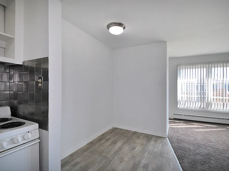 Silverstone Apartments — Photo 8