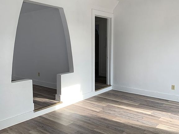 5th image of 914 Wallace St