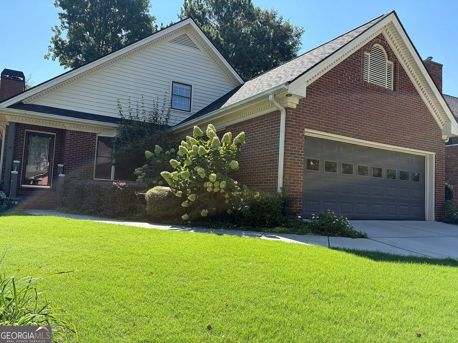 3 bed, 2.5 bath, 2221 sqft, $2,200 — Photo 2