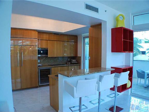 4th image of 50 S Pointe Dr APT 719
