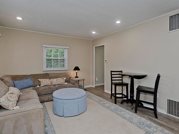 5th image of 29 Lawnwood Ave
