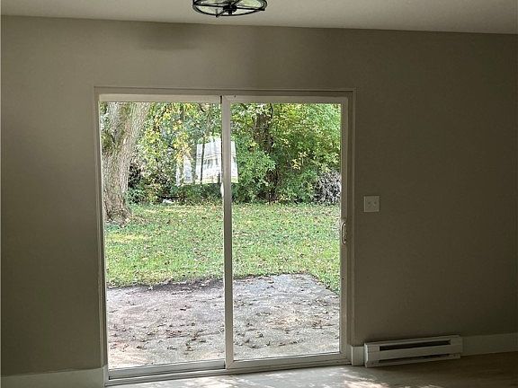 3rd image of 1053 Riverbend Blvd