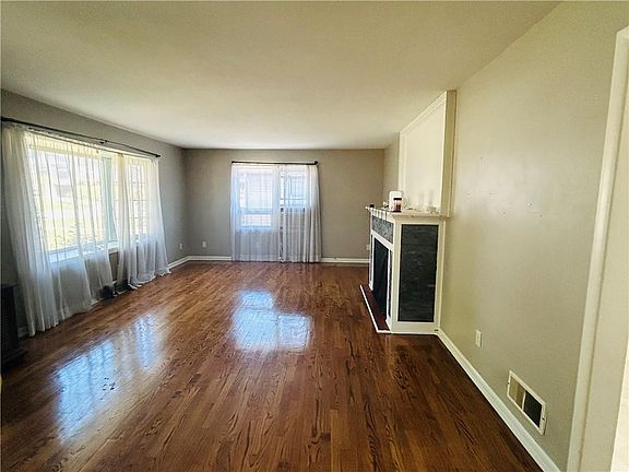 2nd image of 824 Garden St