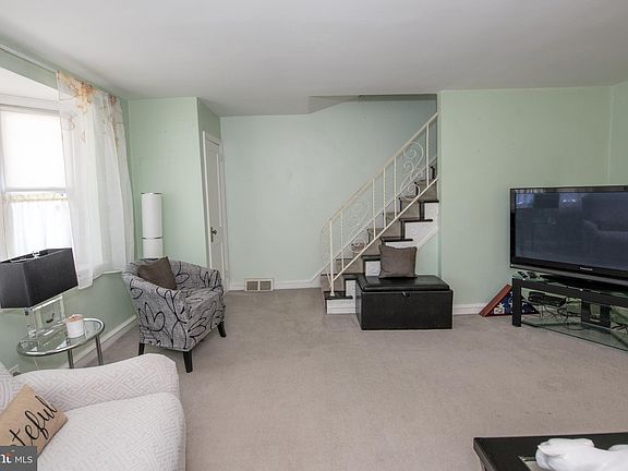 4th image of 2832 Devereaux Ave