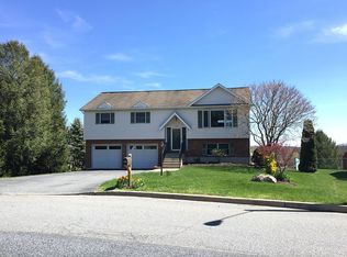 1401 Seville Dr, Slatington, PA 18080