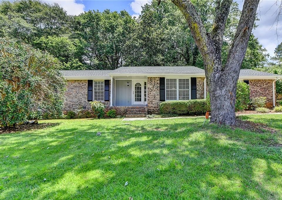 1st image of 2521 Country Club Dr SE