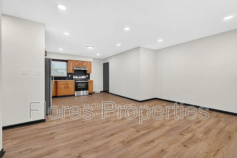 4 bed, 2.5 bath, 1416 sqft, $2,500 — Photo 2