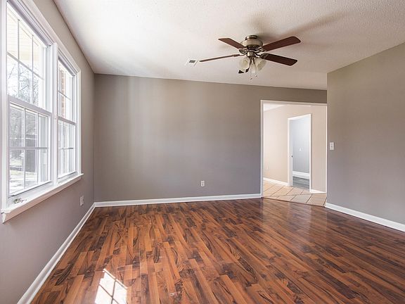 3rd image of 110 Greenwood Dr