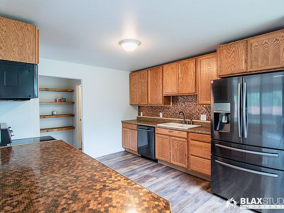 4th image of 1680 Midland St