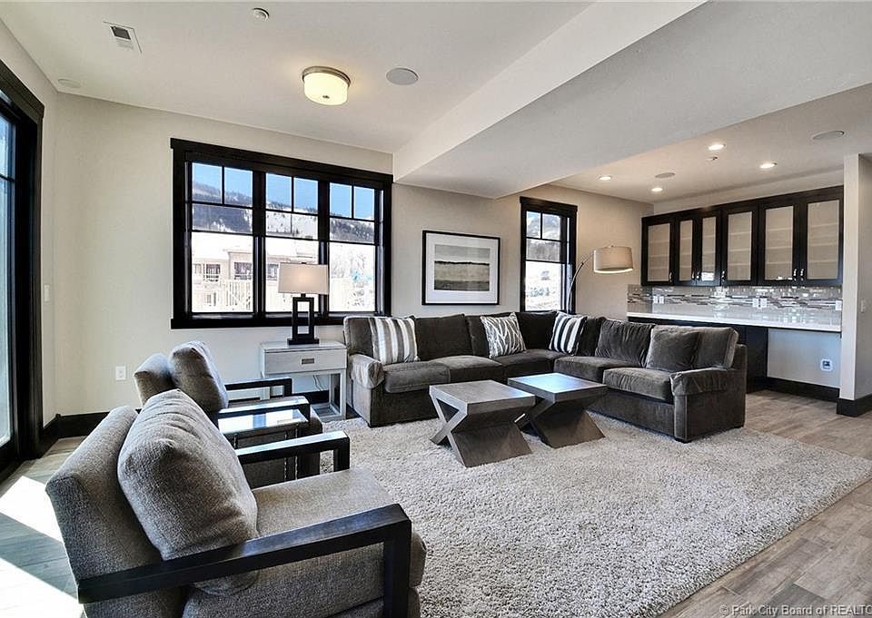 1st image of 3668 Blackstone Dr