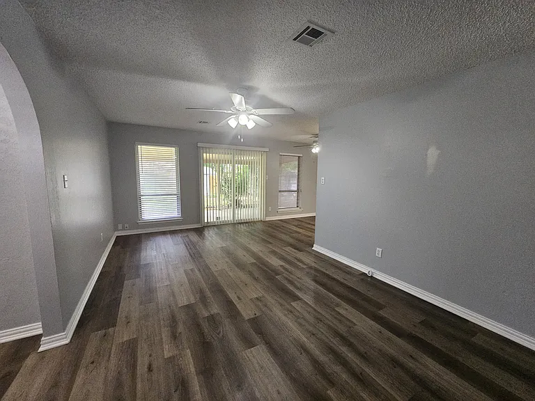 4617 NE Columbia Ave — Photo 6