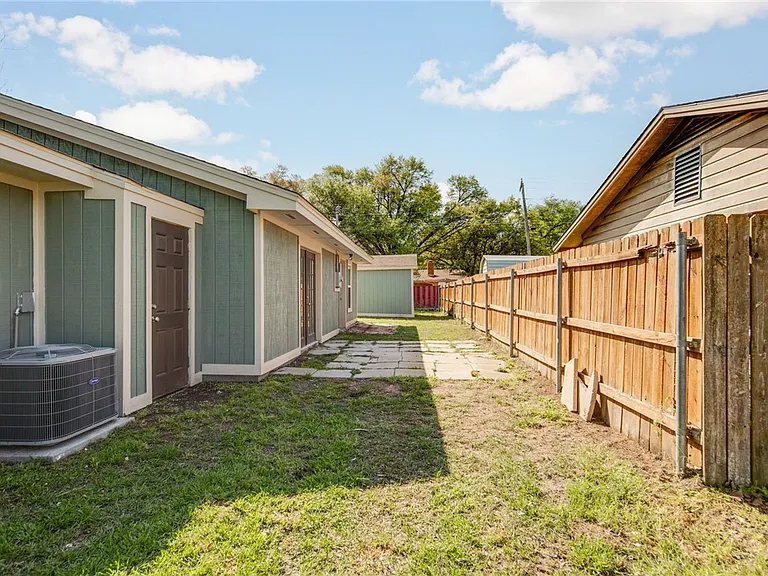 1302 Hackberry St — Photo 20