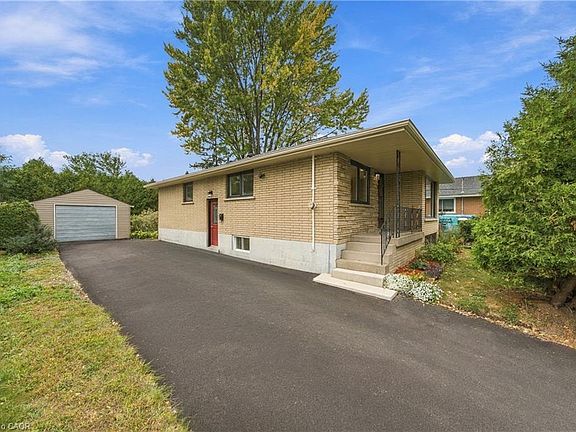 5th image of 662 Dynes Rd