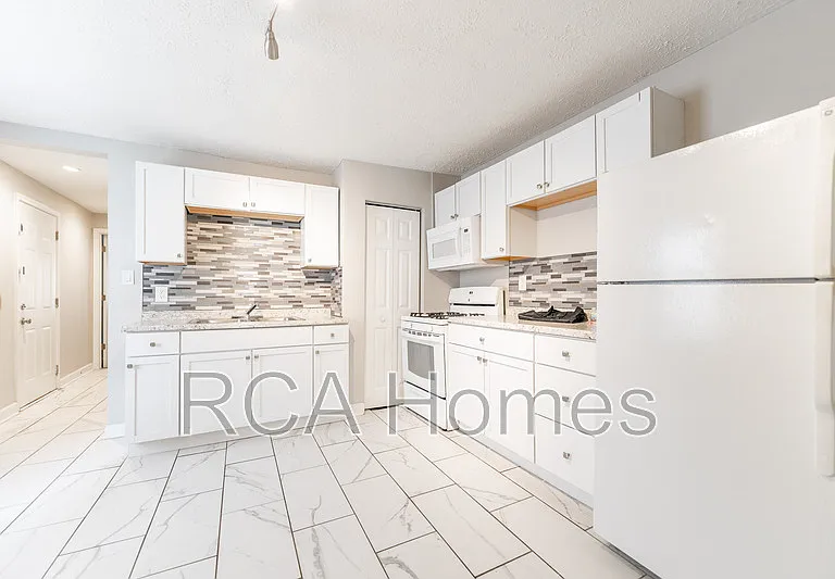 1027 Saint Paul St — Photo 3