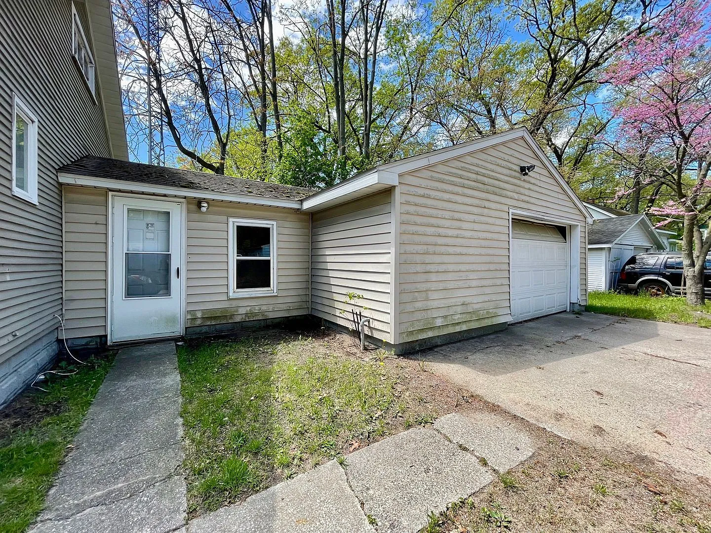 2 bed, 1.0 bath, 864 sqft, $1,075 — Photo 3