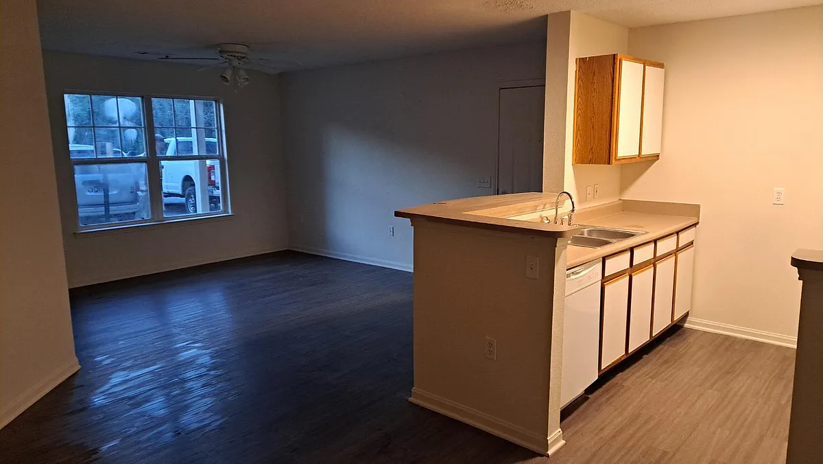 Building Photo - 100 Teejay Dr