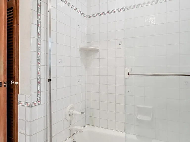 12 Hessian Way — Photo 45