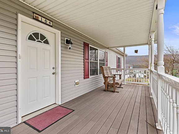 4th image of 104 N Grant St