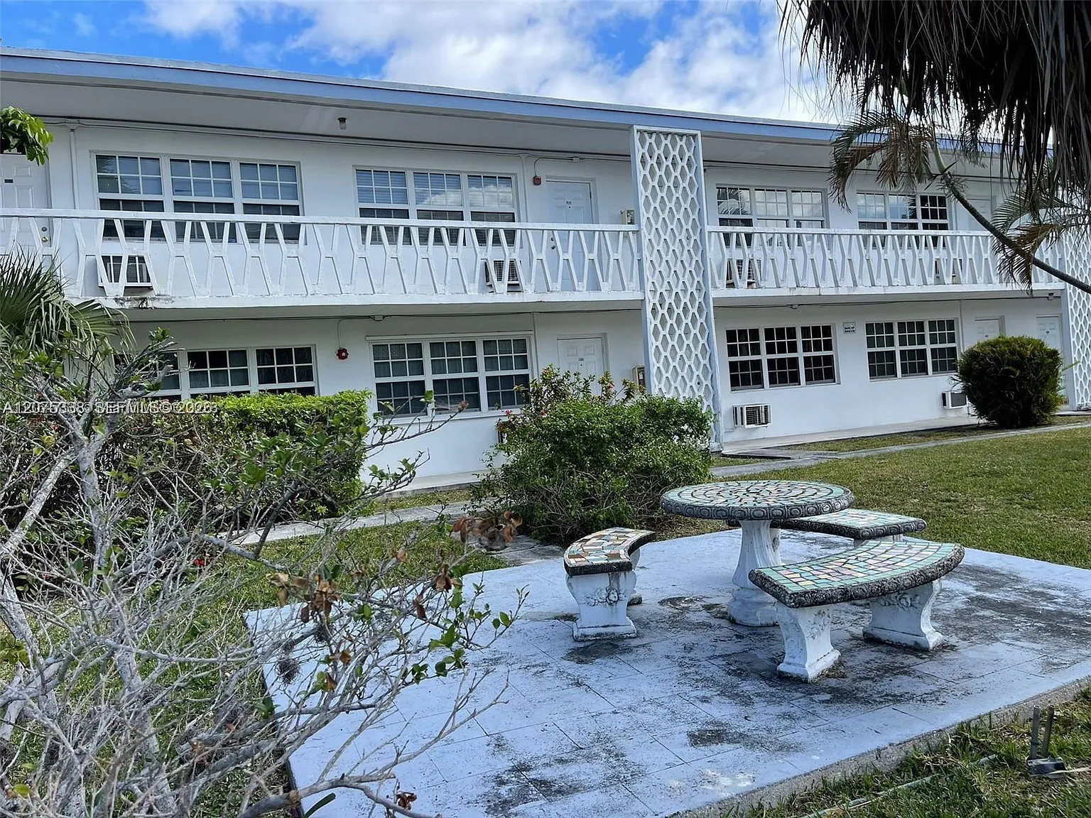 Colonial Court Condo Bldg — Photo 2