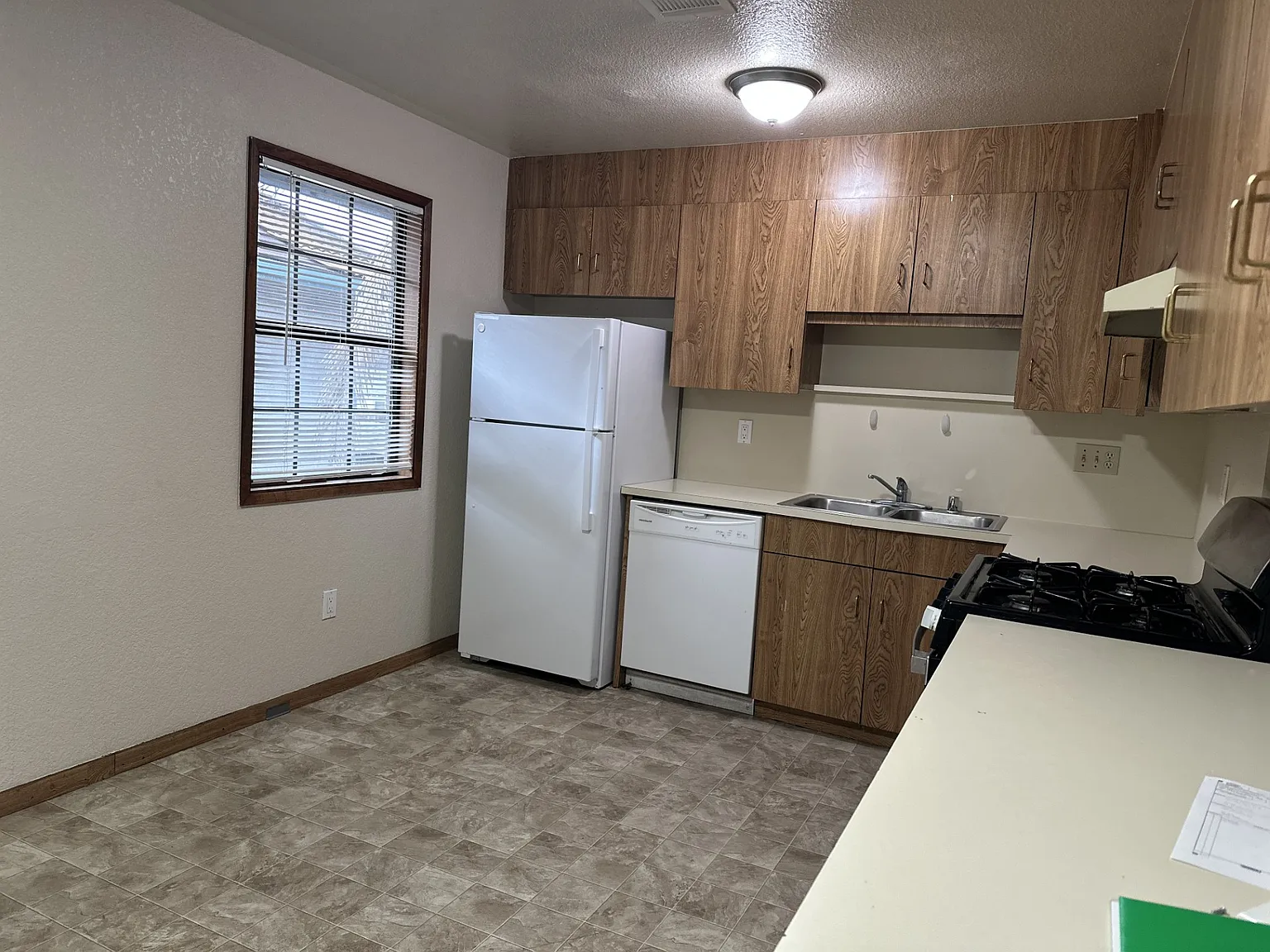 2 bed, 1000 sqft, $1,794 — Photo 2