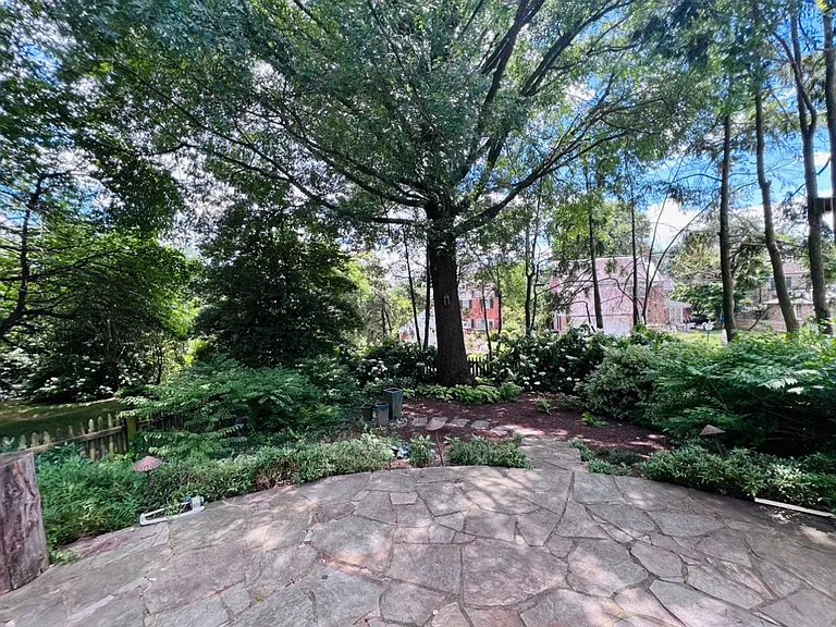 115 E Northern Pkwy — Photo 51