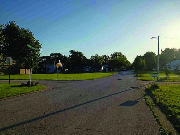 4th image of 201 E Hickory Grove Rd