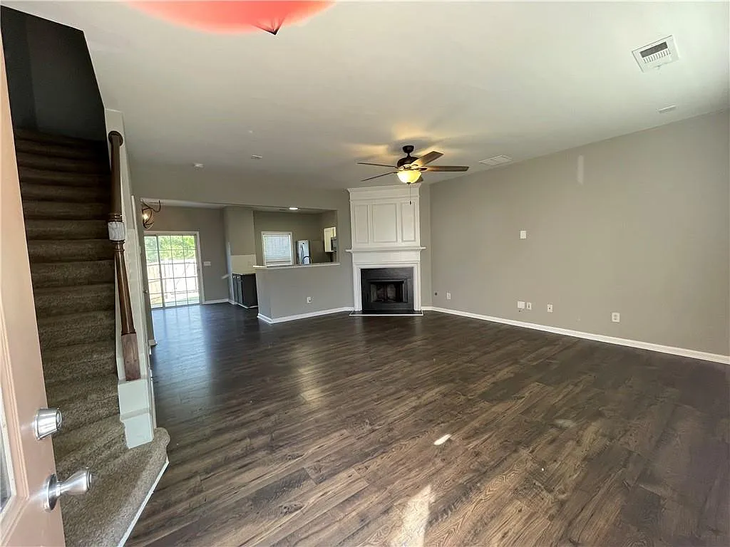 3 bed, 2.5 bath, 1386 sqft, $2,300 — Photo 4